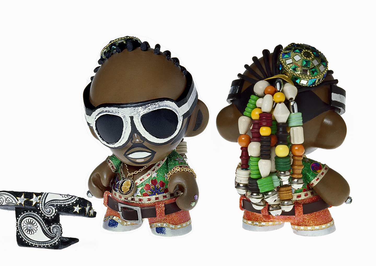 20 x 25 cm vinyl figure, modelling clay, acrylic, silver plates, stickers, glitter, necklace, wooden bead mix, silver bells, fabric, textile bracelet. #steviewonder #popart #stordubine