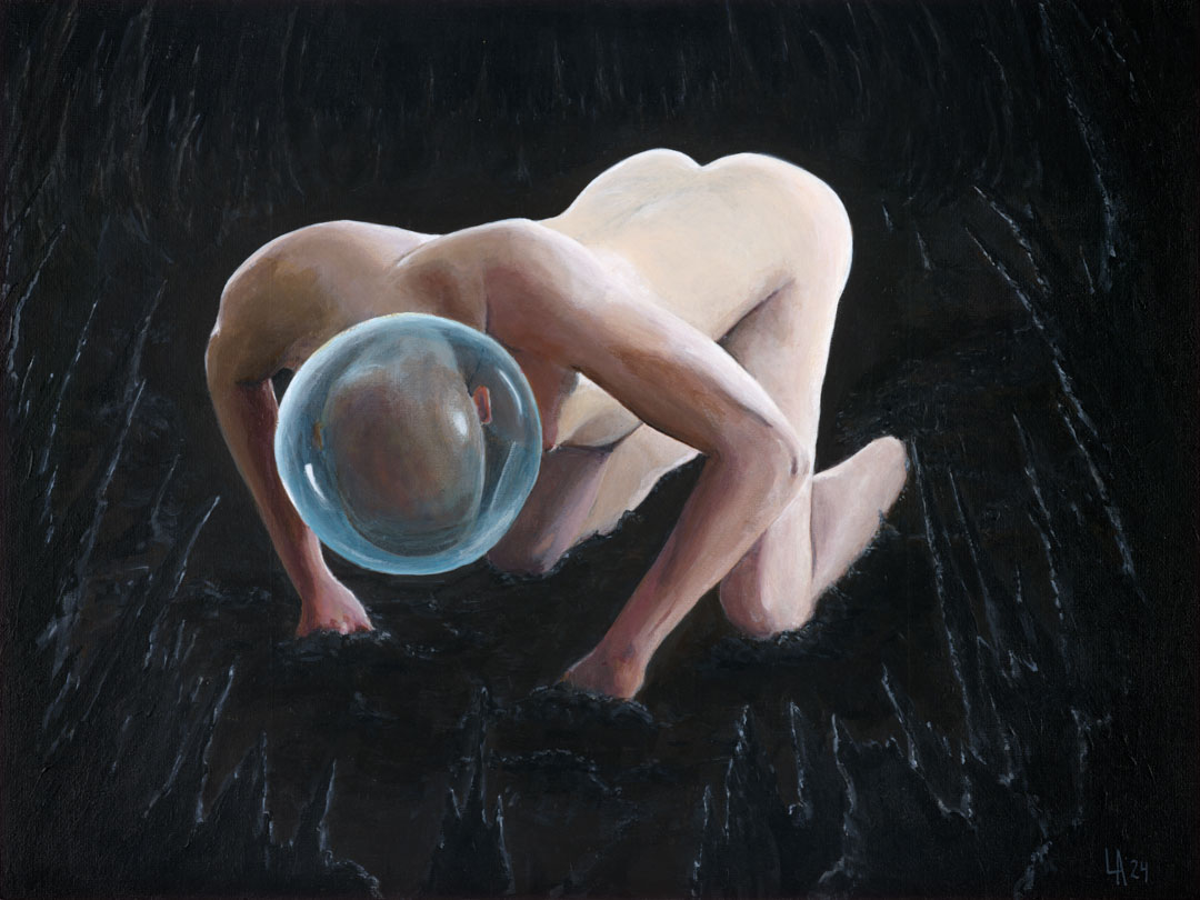 „Alien III“, Acryl auf Leinwandtafel, Teil des Alien-Triptychons von Lars van Roosendaal. Ein nacktes Wesen kniet auf allen Vieren, in einer Haltung zwischen Erschöpfung, Resignation und Hingabe. Es ist mit dem steinigen Boden verwachsen, unbeweglich und der feindlichen Umgebung ausgeliefert. Kein Blick nach außen, kein innerer Rückzugsort – nur der Körper selbst als letzte Grenze zwischen Anpassung und Widerstand. Die durchsichtige Kopfbedeckung trennt es von der Außenwelt, ein Schutzmechanismus, der zugleich Isolation bedeutet. Das Werk reflektiert das Gefühl, keinen Platz zu haben und doch existieren zu müssen, während die warme Körperlichkeit des Wesens als einziges Element gegen die Dunkelheit ankämpft. Teil des Alien-Triptychons, das Isolation, Schutz und Selbstwahrnehmung thematisiert. Zuerst gezeigt bei Lars van Roosendaals Solo-Ausstellung in Wien „I just want to be a good Boy!“, 2024.