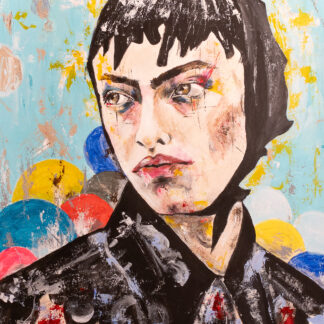 Belleza afeminada que convierte la vulnerabilidad en acto de resistencia, obligando al espectador a dejar atrás la mirada binaria y a dejarse atravesar por una energía femenina sin género.