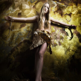 Das Werk zeigt die Feminität in einer Pose des Leidens und der Skepsis. Während die Gesellschaft über sie urteilt und streitet, blickt sie von ihrem Platz vor der handgefertigten Kulisse herab – entfremdet von einer Diskussion, die ihr eigentliches Anliegen längst aus den Augen verloren hat.