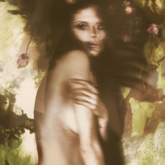 \\\"Magdalena Lightpainting\\\" ist die Darstellung einer „Auflösung des Femininen“ – ein Moment der Transformation, in dem sich feste Konturen in etwas Unbestimmtes, Visionäres verwandeln. Es Bild lädt dazu ein, über die Grenzen der Abbildung hinaus in eine eigene Geschichte einzutauchen.