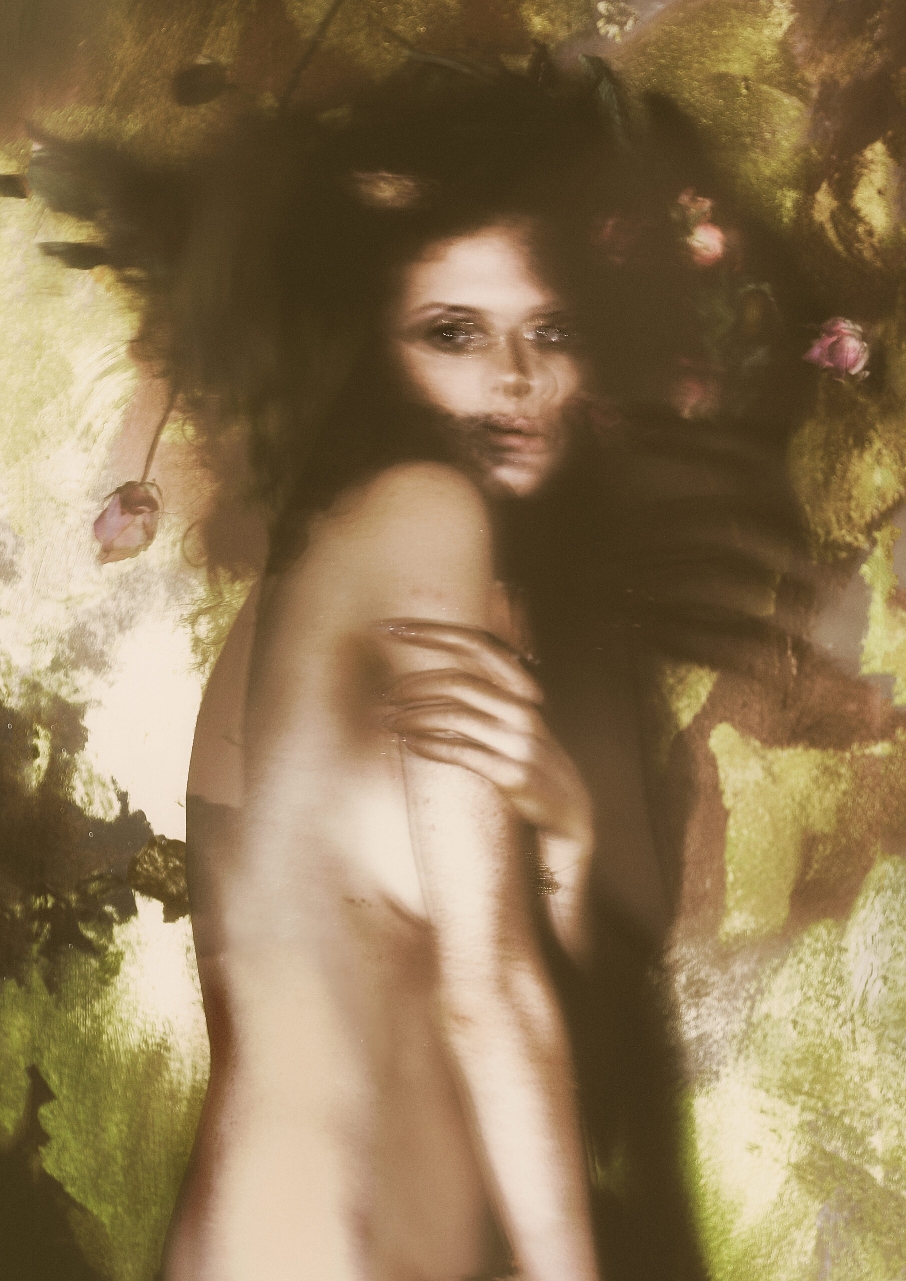 \\\"Magdalena Lightpainting\\\" ist die Darstellung einer „Auflösung des Femininen“ – ein Moment der Transformation, in dem sich feste Konturen in etwas Unbestimmtes, Visionäres verwandeln. Es Bild lädt dazu ein, über die Grenzen der Abbildung hinaus in eine eigene Geschichte einzutauchen.