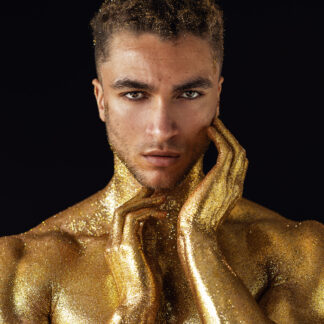 Ästhetische Männerfotografie mit Glitzer-Bodypainting vor schwarzem Hintergrund